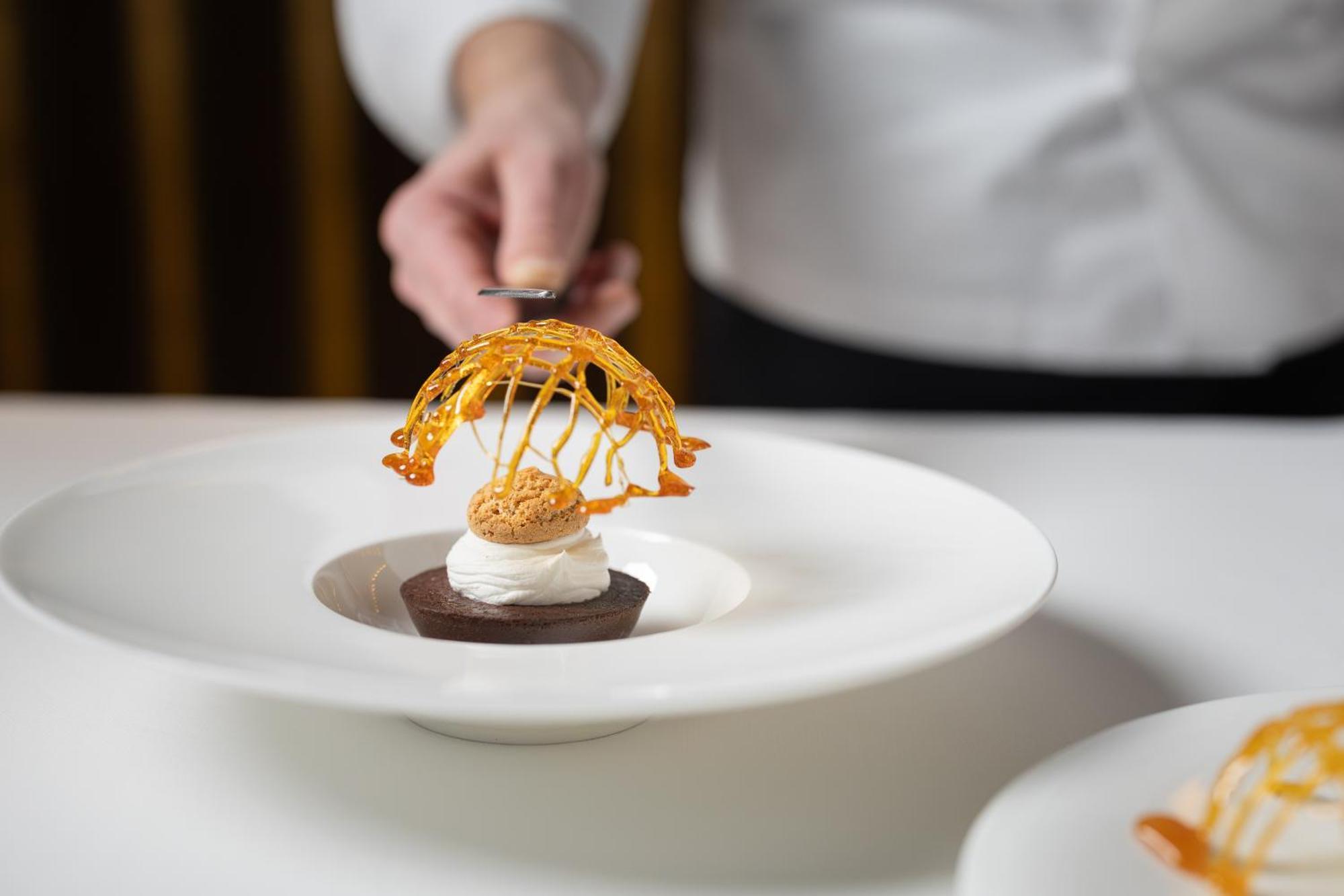 Principi di Piemonte | UNA Esperienze Turín Exterior foto A dessert being prepared at the restaurant